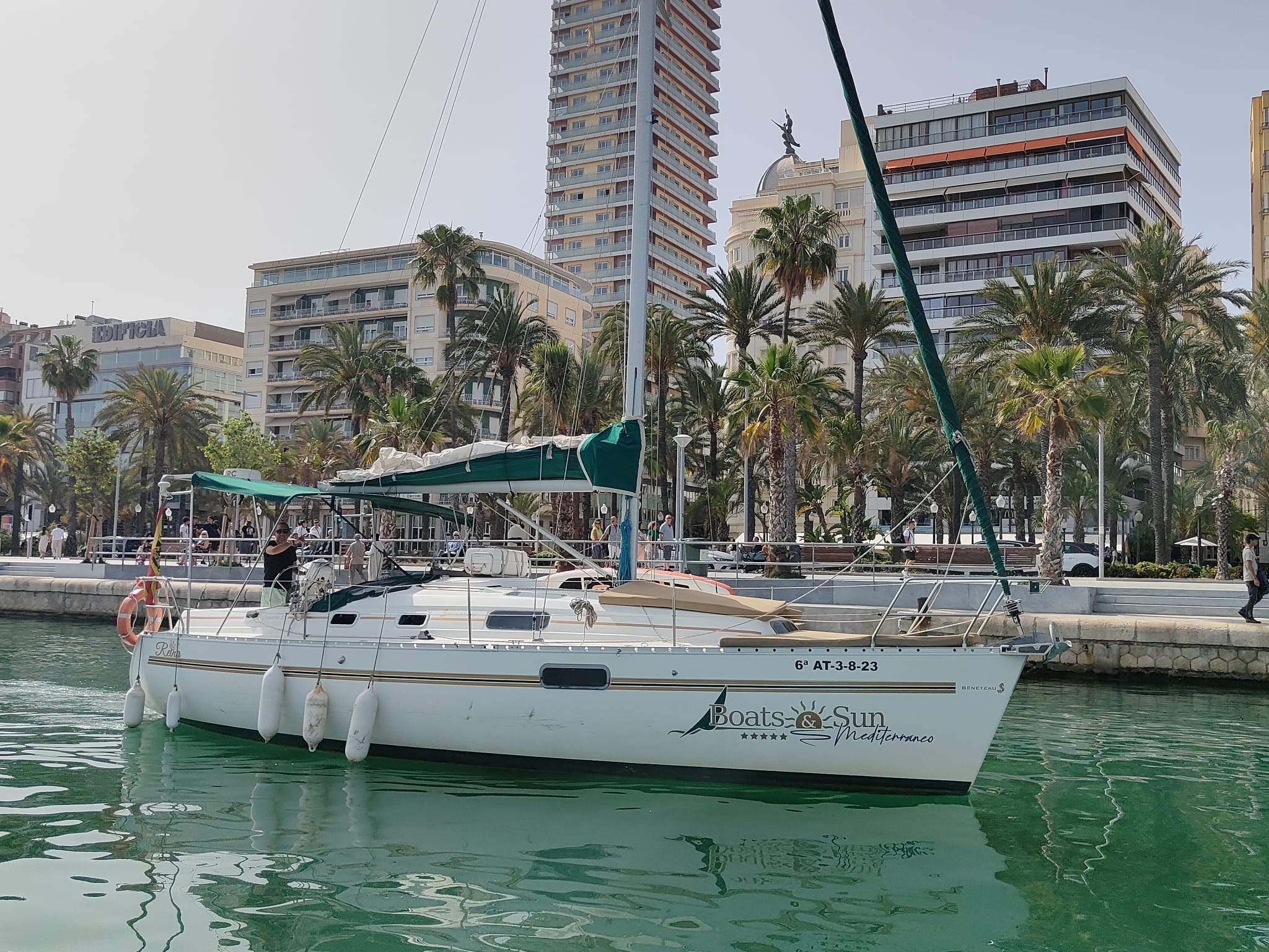 Velero en el puerto de Alicante