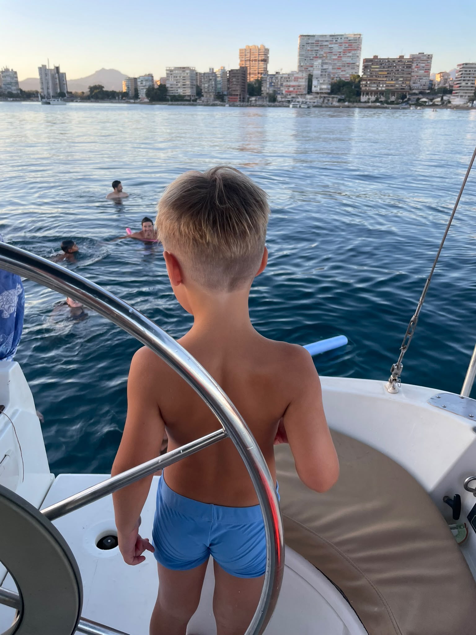 Niño aprendiendo a llevar el timón