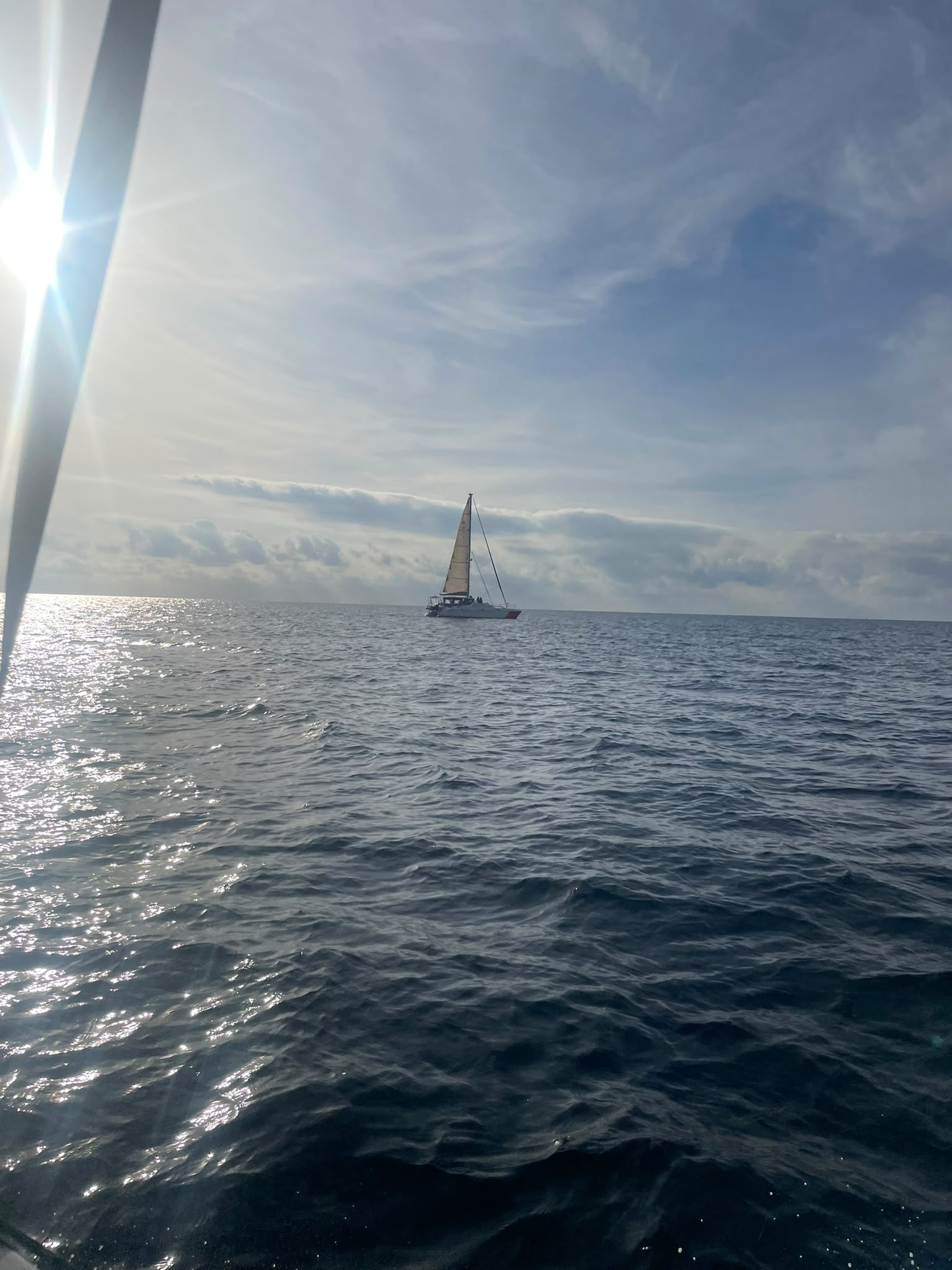 Velero navegando bajo el sol