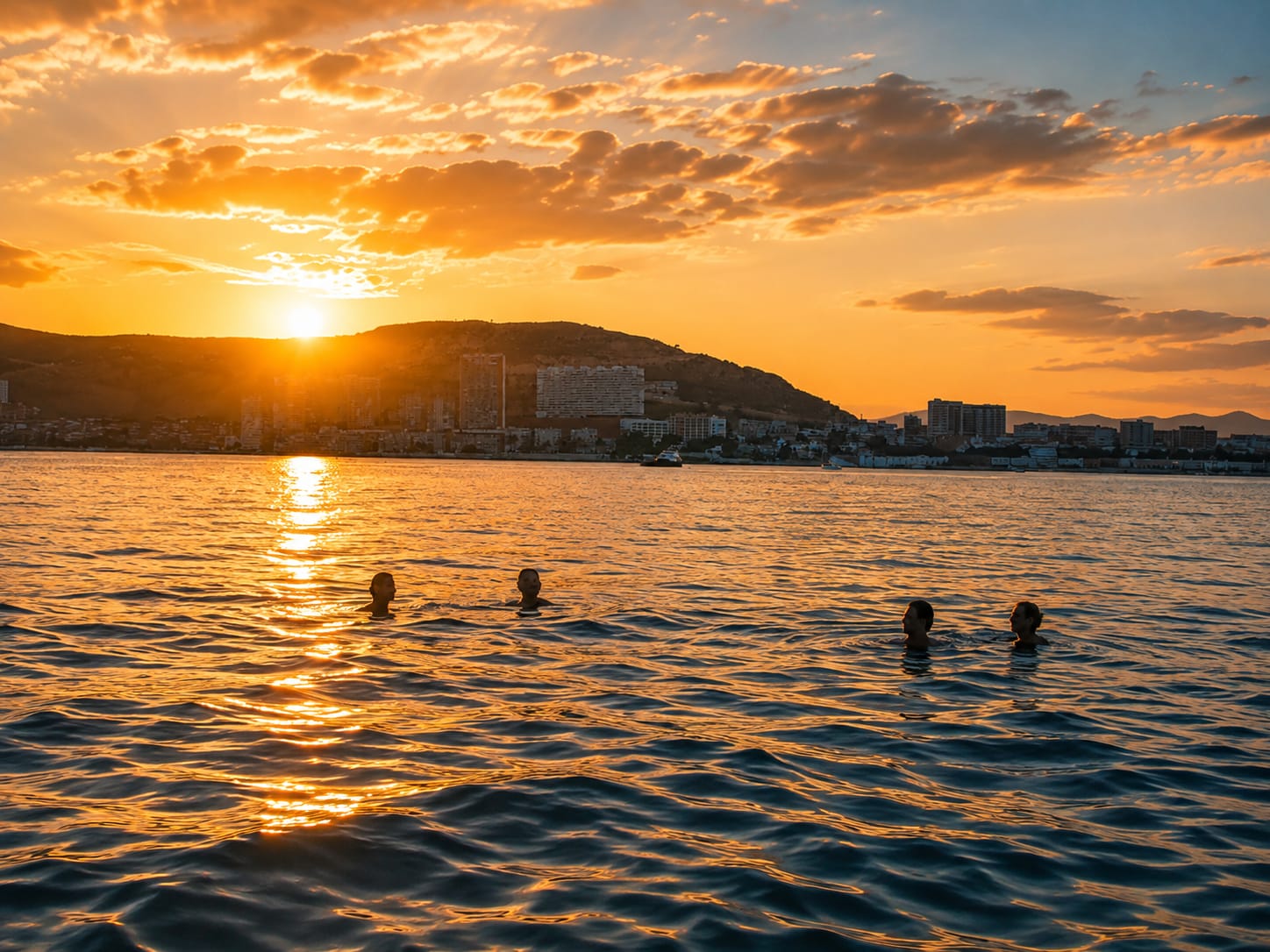 Baño al atardecer frente a Alicante